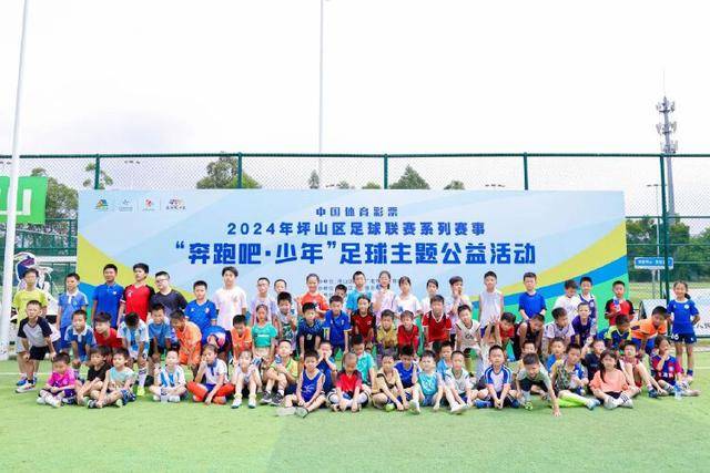 中国男篮上半场领先菲律宾36分，王俊杰闪耀全场